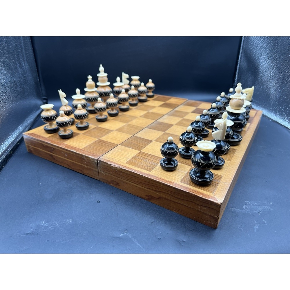 VTG Hand Carved MEXICAN TARASCAN Bone Wood Chess Set w Storage Board Carry Case - Picture 2 of 12